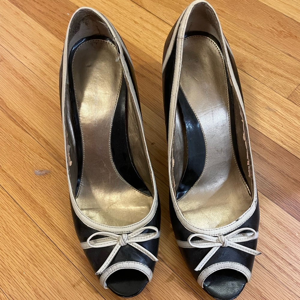 Size 7 bandolino black and white heels